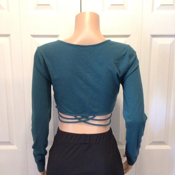 Charlotte Russe Womens Teal Strappy Long Sleeve Cropped Top Size Large - Picture 2 of 5